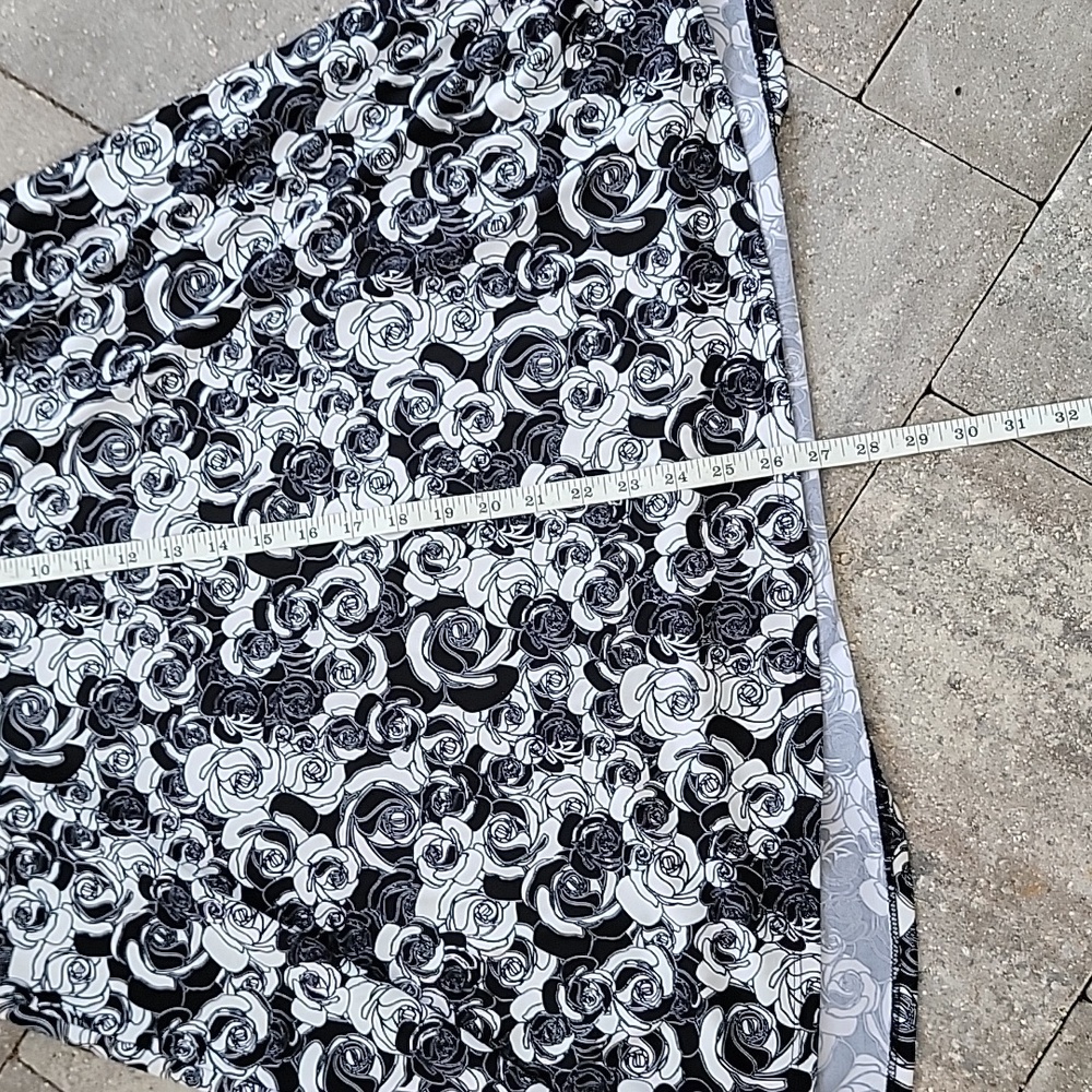 LuLaRoe Black and White Rose Print Flowy Simply Comfortable Midi Skirt Sz M - Picture 7 of 7